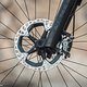 Für die nötige Verzögerung sorgen Shimano XTR-Bremsen mit 4-Kolben-Sätteln.
