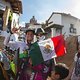 Adios aus Mexiko - Fischi zusammen mit einem Fan im Tag der Toten-Outfit
