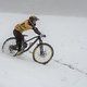 Bremsen – Fehlanzeige! Marco Bühler erwischt im Schnee eine gute Linie. ©Felix Schüller