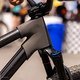 Aus Nylon 3D-gedruckte Muffen werden mit Carbon-Rahmen verklebt.