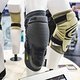 Die asymmetrisch designeten Trigger Knie- und Schienbeinschützer sind mit einem Xmatter-Schaumstoff-Protektor ausgestattet, der für ein hohes Level an Sicherheit sorgen soll
