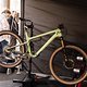 So lässt sich das Bike einfach unten „einfahren“ und elektrisch anheben.