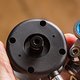 Klick – per Magnetverschluss rastet die Manometer-Schlaucheinheit auf der Pumpe oder dem Reservoir ein