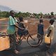 Fahrräder sind in Uganda eigentlich Verkehrmittel für Menschen, …