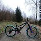 Dank der lilanen Anbauteile und den knalligen Versus Tires TEAL Reifen fällt das Bike definitiv auf