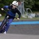Laura trägt das komplette Race Outfit, bestehend aus dem Youth Gravity Jersey (49,99 €) und der Youth Gravity Pants (99,99 €).