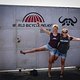 Lena und ihre Kollegin Claire vor den Toren von World Bicycle Relief in Lusaka