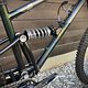 Am Heck generiert ein Cane Creek Inline Coil 145 mm Federweg.