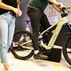 Zuerst gilt es, die korrekte Sattelhöhe zu bestimmen: Steht die Ferse auf dem Pedal, sollte das Bein unten gestreckt sein, ohne dass die Hüfte abkippt.