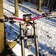 Das Cockpit deutet bis auf das Display auf einen echten Downhill-Klassiker nahe dem Renteneintrittsalter hin ...