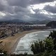 Noch eine Abfahrt to go: Der Strand von San Sebastián ist an diesem Tag relativ leer. Doch die Surfer lassen sich den Spaß nicht verderben und rocken die Wellen. Wir surfen den Trail hinunter.