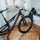 Unser Zwift Offroad-Setup besteht aus einem Canyon Neuron mit Smartphone-Halterung am Lenker, einem Wahoo Kickr Smart-Rollentrainer, einem Laptop und einem Wahoo Kickr Headwind-Ventilator