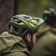 Dennis trägt den Endura MT500 MIPS Helm in Größe L/XL, Farbe Oliv.