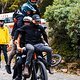 Wie viele Santa Cruz Profis passen auf ein Downhill-Bike?