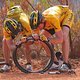 Reifen aufziehen - manchmal gar nicht so einfach. Foto: Kelvin Trautman/Cape Epic/SPORTZPICS