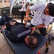Nach seinem Sturz in eine Favela-Hütte wenige Tage vor dem Rennen benötigt Fischi eine Behandlung der örtlichen Physiotherapeuten …