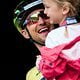 Der Weltmeister freut sich mit seiner Tochter: Nino Schurter ließ in den fünf Tagen des Swiss Epic 2020 einmal mehr seine Klasse aufblitzen und untermauerte seine Vormachtstellung in der Weltspitze