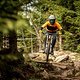 Ein Downhill-Bike ist für extrem ruppiges Gelände wie dieses konzipiert