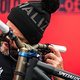Loïc Brunis Mechaniker Jack hat das System gerade verkabelt und überprüft mit dem Gehör die Funktion.