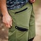Insgesamt vier Taschen mit Reißverschlüssen bietet die locker geschnittene iXS Sever Shorts.