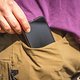 Insgesamt wartet die Shorts mit vier Taschen auf, zwei davon mit, zwei ohne Reißverschluss.
