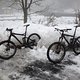 Zwei Räder im Schneehaufen
