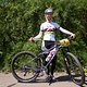 Jolanda Neff im U23-Weltmeistertrikot mit ihrem LIV Hardtail.