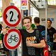 Zuversichtlich, was die Abschaffung angeht: Redakteur Tobias am DIMB-Stand mit 2m-Schild