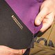 Das Trikot besteht zu 53 % aus Merinowolle und zu 35 % aus recyceltem Polyester.