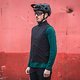 Die Poc All-Weather Vest setzt auf ein gewebtes Material und liegt preislich bei 130  €.