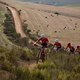 Das Team Kross-Spur und die Gesamtführenden vom Team Investec-Songo-Specialized kämpften heute lange gemeinsam um den Tagessieg. Im längsten Anstieg des Tages rund 30 Kilometer vor dem Ziel konnten sich Anna van der Breggen und Annika Langvad absetzen.