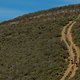 Zwei Fahrer erklimmen diese heftige Steigung - das Ziel ist nicht mehr weit - Foto von Greg Beadle-Cape Epic-SPORTZPICS