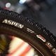 Es scheint Wirklichkeit zu werden. Auf dem Maxxis Aspen-Reifen prangt gut sichtbar die 32. Diese steht für 32&quot;.
