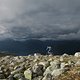 Einen Weg zwischen Felsen finden in Norwegen