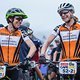 Die Damen in Orange: Esther Süss and Jenny Stenerhag vor dem Start der vierten Etappe