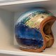 Die von Künstlern aufwändig bemalten Helme werden versteigert. Vom Erlös werden Helme in Indien verteilt.