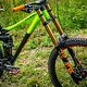 Während einige der frühen 29&quot; Prototypen im Downhill-Bereich auf Federweg verzichten mussten, verfügt die Fox 49 Factory-Federgabel in unserem Testbike über satte 200 mm Federweg.