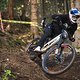 Fabio Wibmer fliegt beim iXS Downhill Lauf ins Tal