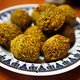 Feine Falafel und gefühlt 100 weitere Beilagen stimmen uns kulinarisch auf eine köstliche Woche im Nahen Osten ein