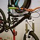 Im Nebenraum der Werkstatt hängt Christians Fanes am Montageständer. Das Hobby ist dafür verantwortlich, dass Kunden auch aus der Bike-Branche kommen