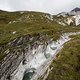 Unscheinbarer Weg in der Karstlandschaft des Val Maliens. Die durch eine starke Strömung erzeugten Strudel erodieren den Kalkstein zum Designobjekt. „Gletschermühlen“ nennt sich dieses Phänomen.