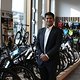 Sudarshan Venu, Co-Geschäftsführer der TVS Motor Company, in einem der Ladenlokale des E-Bike-Filialisten M-Way.