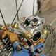 Die edlen Shimano XTR 985 Bremsen zieren goldene Titanschrauben