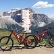 Unsere Norco Range-Bikes genießen die Aussicht auf die Dolomiten