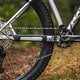 Geschaltet wird mit einer Shimano Deore mit 12 Gängen und hoher Bandbreite von 11–51 T.