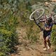 Antonio Gasso Navarro trägt sein Bike einen Anstieg hinauf. Foto: Kelvin Trautman/Cape Epic/SPORTZPICS