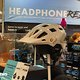 TSG-Helm mit Kopfhörern gekreuzt