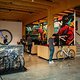 Der Neubau beherbergt neben dem Showroom, Shop und Cafeteria im Eingangsbereich …