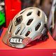 Der Bell Super Helm mit integriertem Halter für eine GoPro oder andere Helmkamera mit entsprechendem Montagematerial