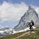 Hier jagt IBC-User spitznagel das Enduro artgerecht über die Trails in Zermatt.